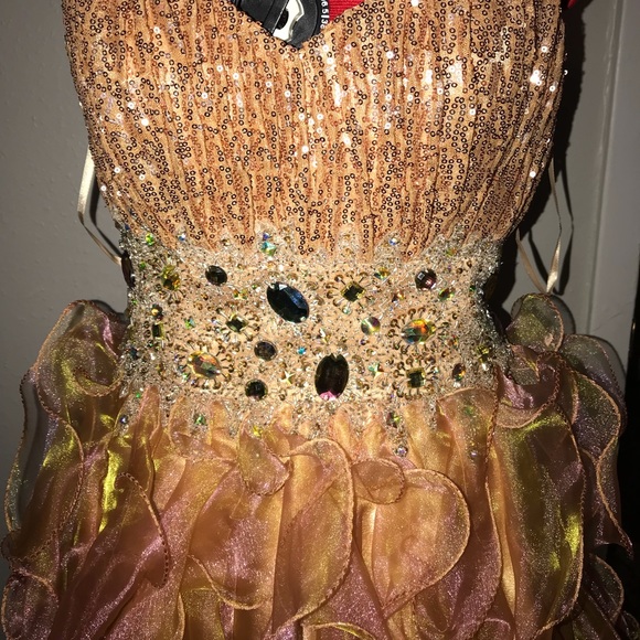 BEAUTIFUL GOLD DRESS - Picture 3 of 5